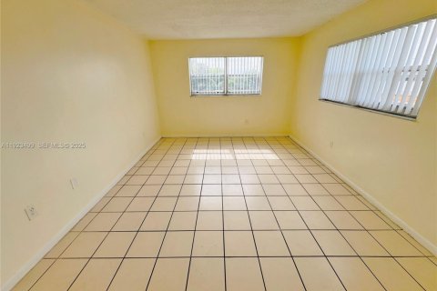 Купить кондоминиум в Лодердейл-Лейкс, Флорида 2 спальни, 102.19м2, № 1983576 - фото 9