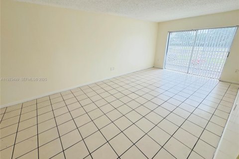 Кондоминиум с 2 спальнями в Лодердейл-Лейкс, Флорида № 1983576