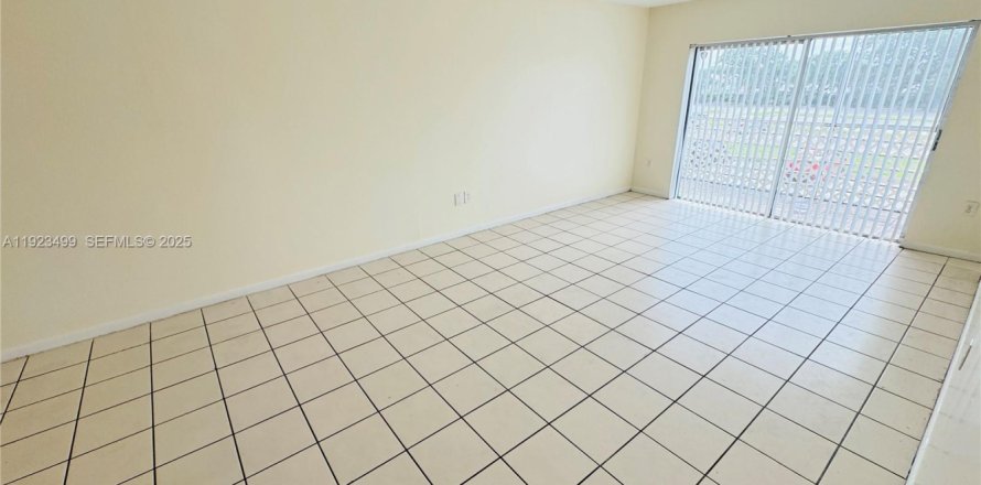 Кондоминиум с 2 спальнями в Лодердейл-Лейкс, Флорида № 1983576