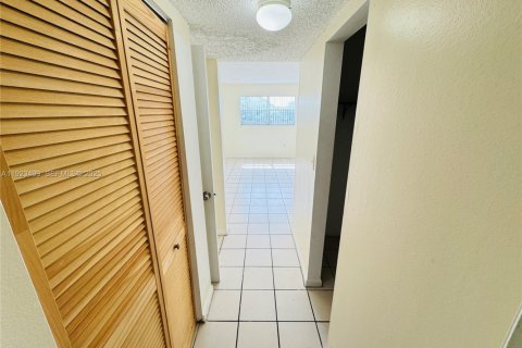 Купить кондоминиум в Лодердейл-Лейкс, Флорида 2 спальни, 102.19м2, № 1983576 - фото 12