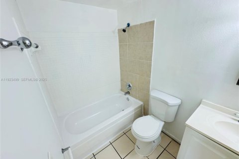 Купить кондоминиум в Лодердейл-Лейкс, Флорида 2 спальни, 102.19м2, № 1983576 - фото 10