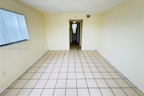 Купить кондоминиум в Лодердейл-Лейкс, Флорида 2 спальни, 102.19м2, № 1983576 - фото 8