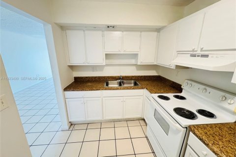 Купить кондоминиум в Лодердейл-Лейкс, Флорида 2 спальни, 102.19м2, № 1983576 - фото 4