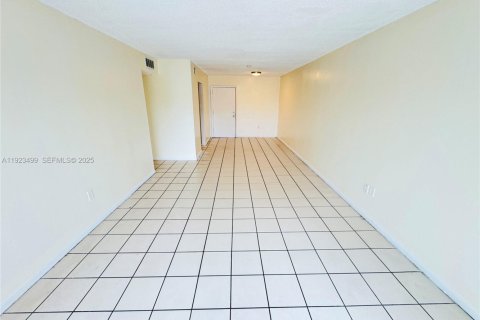 Купить кондоминиум в Лодердейл-Лейкс, Флорида 2 спальни, 102.19м2, № 1983576 - фото 2