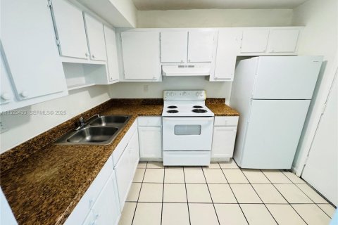 Купить кондоминиум в Лодердейл-Лейкс, Флорида 2 спальни, 102.19м2, № 1983576 - фото 3