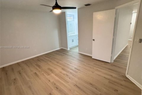 House in Coral Springs, Florida 3 bedrooms, 129.51 sq.m. № 2003604 - photo 12