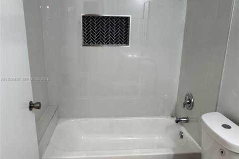 House in Coral Springs, Florida 3 bedrooms, 129.51 sq.m. № 2003604 - photo 7