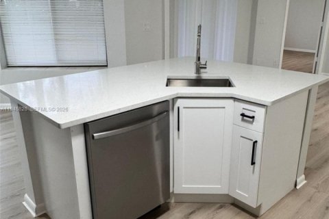 House in Coral Springs, Florida 3 bedrooms, 129.51 sq.m. № 2003604 - photo 5