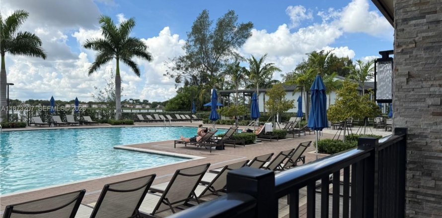 Townhouse in Miami, Florida 3 bedrooms, 130.34 sq.m. № 2052988