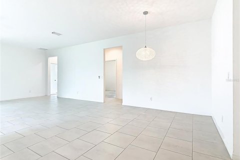 House in Davenport, Florida 4 bedrooms, 196.95 sq.m. № 1903091 - photo 25