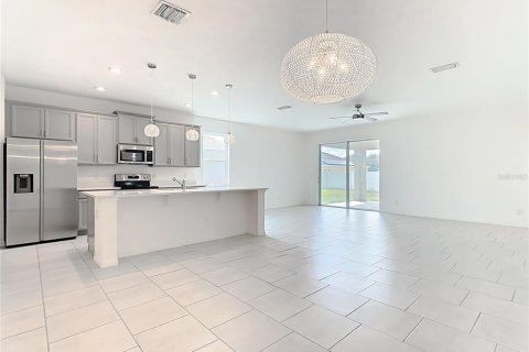 House in Davenport, Florida 4 bedrooms, 196.95 sq.m. № 1903091 - photo 3