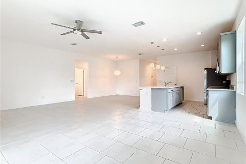 House in Davenport, Florida 4 bedrooms, 196.95 sq.m. № 1903091 - photo 15