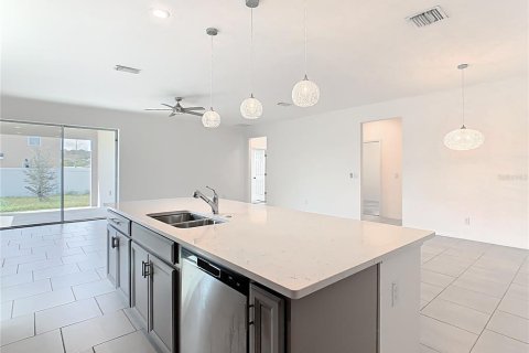 House in Davenport, Florida 4 bedrooms, 196.95 sq.m. № 1903091 - photo 8