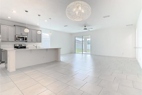 House in Davenport, Florida 4 bedrooms, 196.95 sq.m. № 1903091 - photo 4