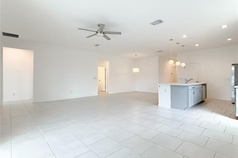 House in Davenport, Florida 4 bedrooms, 196.95 sq.m. № 1903091 - photo 16