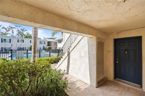Condo in Pinecrest, Florida, 1 bedroom  № 2005191 - photo 3