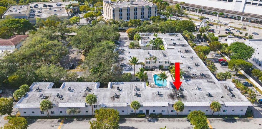 Condo in Pinecrest, Florida, 1 bedroom  № 2005191