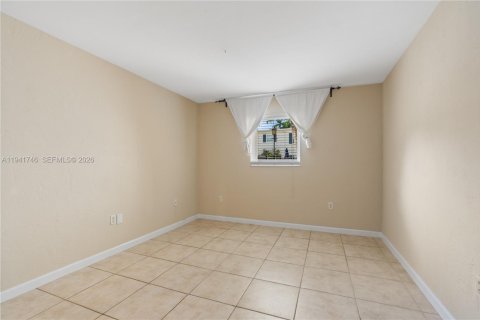 Condo in Pinecrest, Florida, 1 bedroom  № 2005191 - photo 6