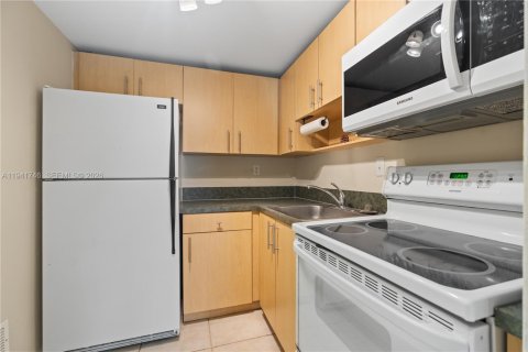 Condo in Pinecrest, Florida, 1 bedroom  № 2005191 - photo 5