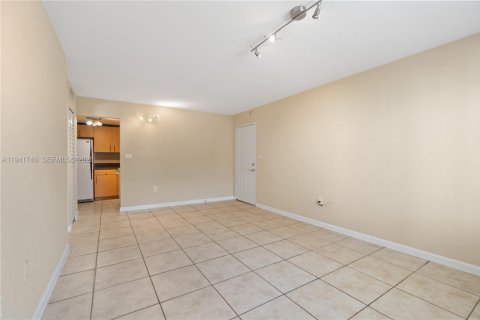 Condo in Pinecrest, Florida, 1 bedroom  № 2005191 - photo 4