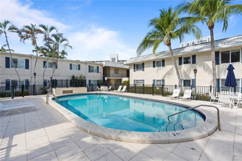 Condo in Pinecrest, Florida, 1 bedroom  № 2005191 - photo 11