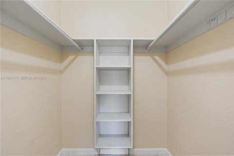 Condo in Pinecrest, Florida, 1 bedroom  № 2005191 - photo 7