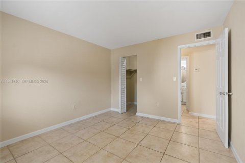 Condo in Pinecrest, Florida, 1 bedroom  № 2005191 - photo 8