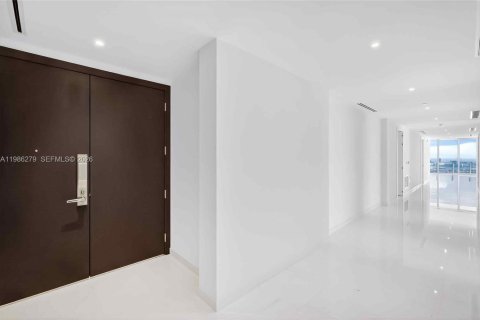 Condo in Miami, Florida, 4 bedrooms № 2248020 - photo 4