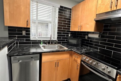 Condo in Miami Beach, Florida, 1 bedroom  № 1937596 - photo 7