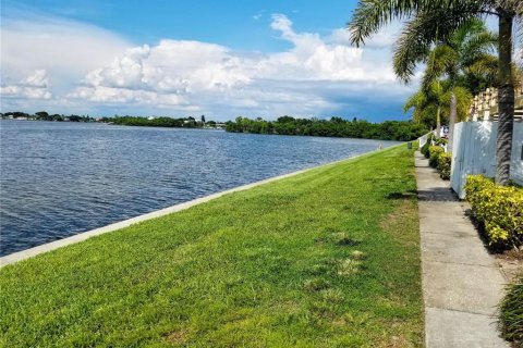 Adosado en alquiler en Saint Petersburg, Florida, 2 dormitorios, 109.25 m2 № 1568255 - foto 6