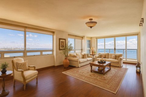 Купить кондоминиум в Майами, Флорида 2 спальни, 157.66м2, № 1985876 - фото 1