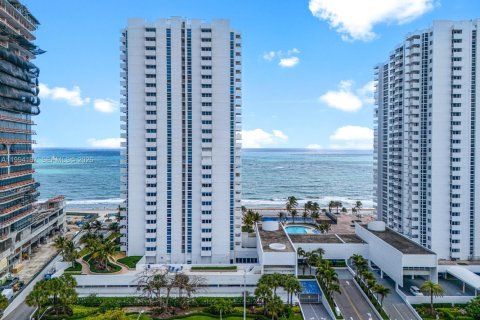 Купить кондоминиум в Помпано-Бич, Флорида 2 спальни, 145.86м2, № 2062636 - фото 2