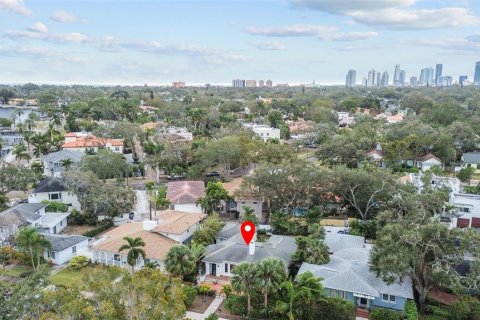 House in Saint Petersburg, Florida 2 bedrooms, 164.81 sq.m. № 1733427 - photo 4