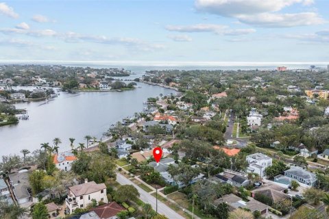 House in Saint Petersburg, Florida 2 bedrooms, 164.81 sq.m. № 1733427 - photo 1