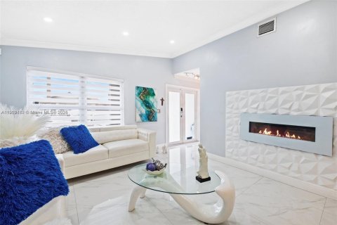 House in Hialeah Gardens, Florida 3 bedrooms, 108.14 sq.m. № 1953875 - photo 9