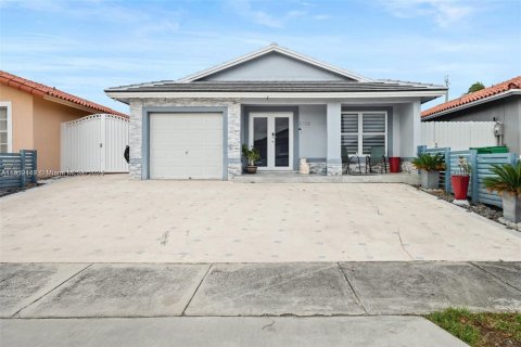 House in Hialeah Gardens, Florida 3 bedrooms, 108.14 sq.m. № 1953875 - photo 2