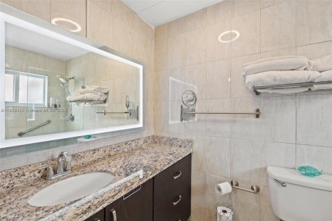 House in Hialeah Gardens, Florida 3 bedrooms, 108.14 sq.m. № 1953875 - photo 11