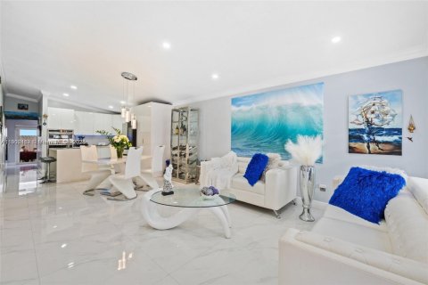 House in Hialeah Gardens, Florida 3 bedrooms, 108.14 sq.m. № 1953875 - photo 6