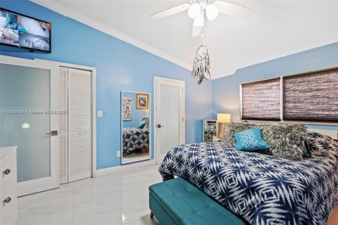 House in Hialeah Gardens, Florida 3 bedrooms, 108.14 sq.m. № 1953875 - photo 14