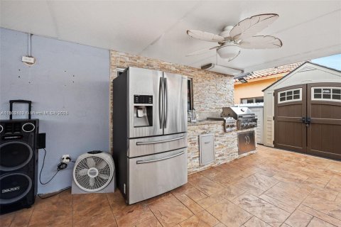 House in Hialeah Gardens, Florida 3 bedrooms, 108.14 sq.m. № 1953875 - photo 17