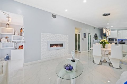 House in Hialeah Gardens, Florida 3 bedrooms, 108.14 sq.m. № 1953875 - photo 8