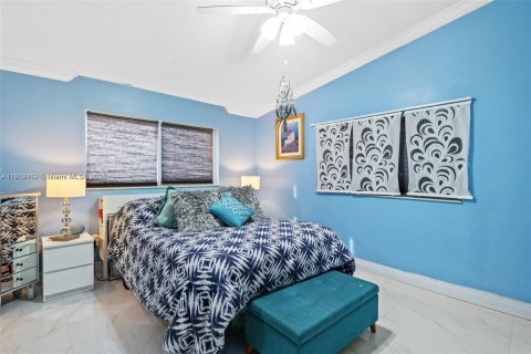 House in Hialeah Gardens, Florida 3 bedrooms, 108.14 sq.m. № 1953875 - photo 15