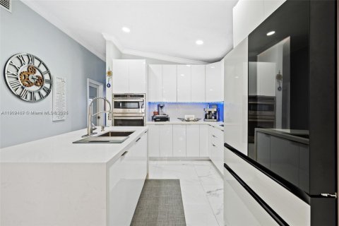 House in Hialeah Gardens, Florida 3 bedrooms, 108.14 sq.m. № 1953875 - photo 5