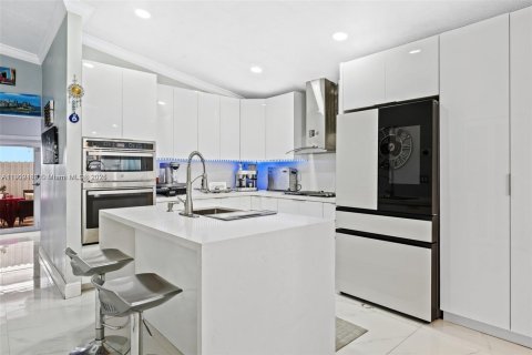 House in Hialeah Gardens, Florida 3 bedrooms, 108.14 sq.m. № 1953875 - photo 7