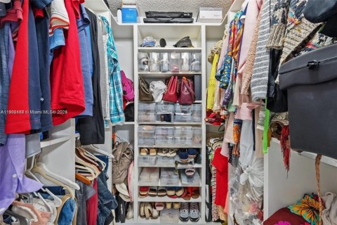 House in Hialeah Gardens, Florida 3 bedrooms, 108.14 sq.m. № 1953875 - photo 12