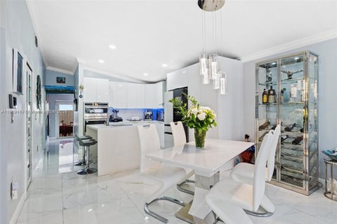 House in Hialeah Gardens, Florida 3 bedrooms, 108.14 sq.m. № 1953875 - photo 10