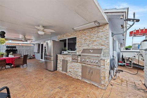 House in Hialeah Gardens, Florida 3 bedrooms, 108.14 sq.m. № 1953875 - photo 16