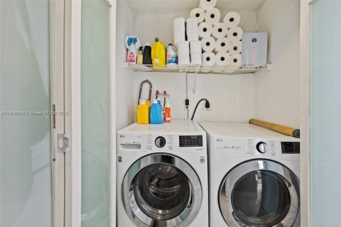 House in Hialeah Gardens, Florida 3 bedrooms, 108.14 sq.m. № 1953875 - photo 18