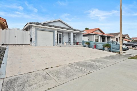 House in Hialeah Gardens, Florida 3 bedrooms, 108.14 sq.m. № 1953875 - photo 1