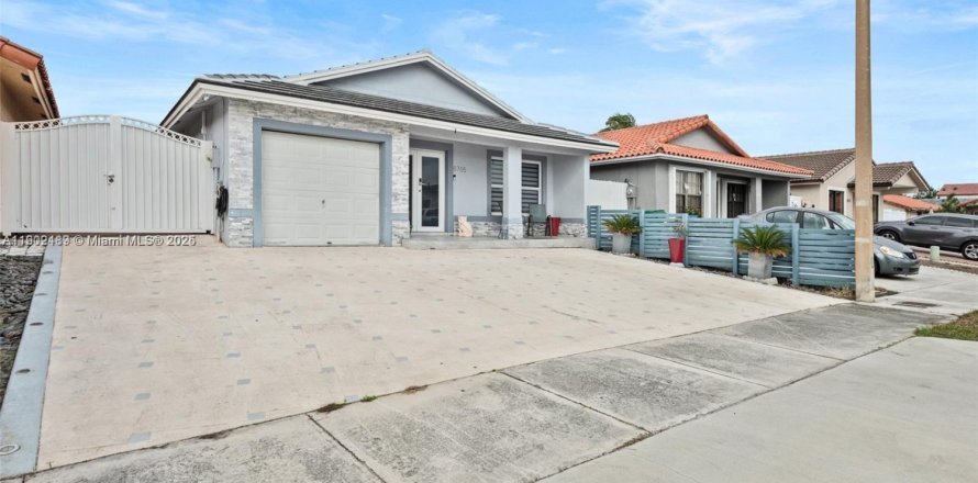 House in Hialeah Gardens, Florida 3 bedrooms, 108.14 sq.m. № 1953875